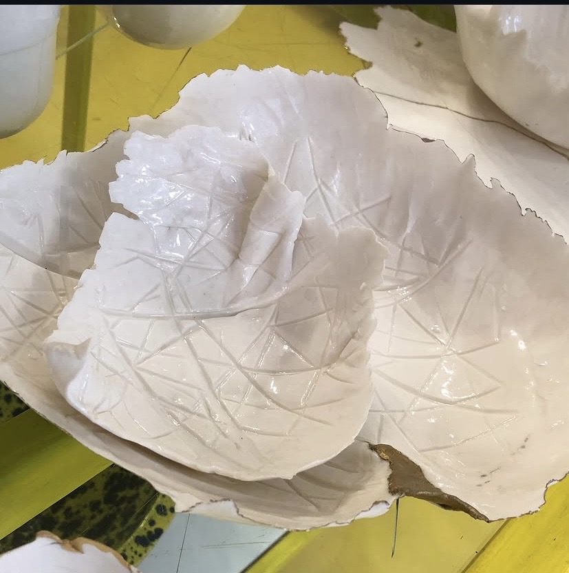 Porcelain leaf bowls with torn edges and fine incised lines, by Atelier VOTE.